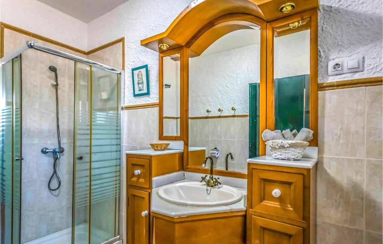 5 Bedroom Beautiful Home In Posadas Casa de Férias